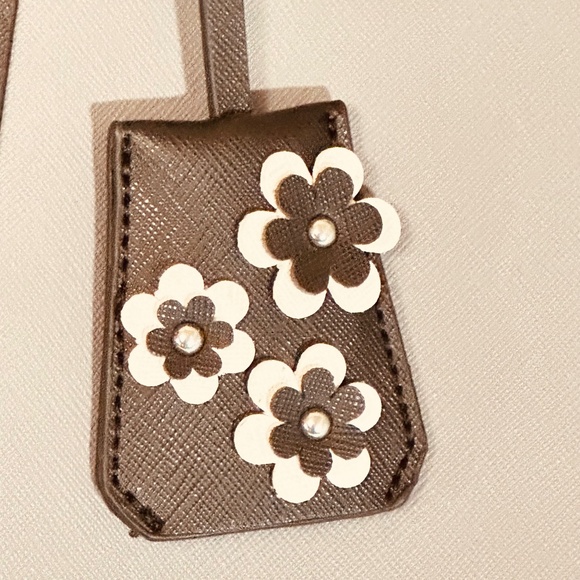 Kenneth Cole Reaction Handbag/Small Tote Gray, Black & White w/Flower tag. - Picture 3 of 16